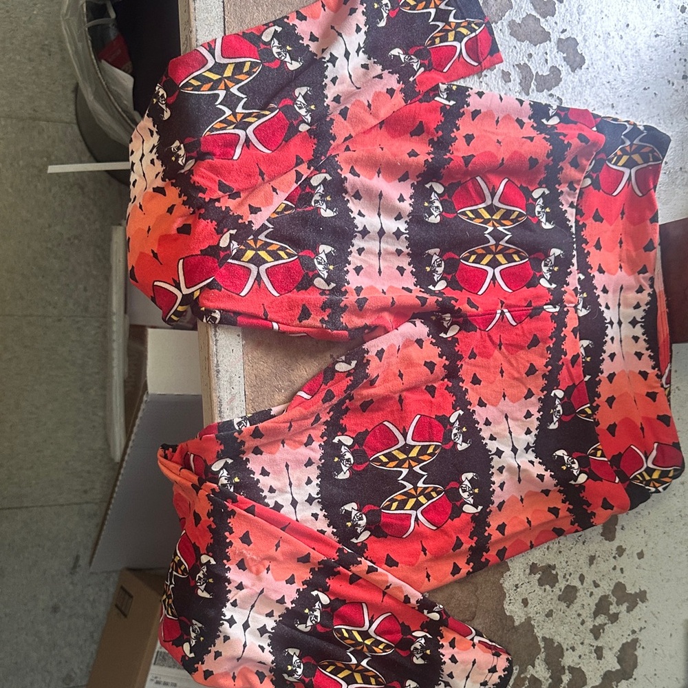 Vibrant Queen of Hearts Print Pants